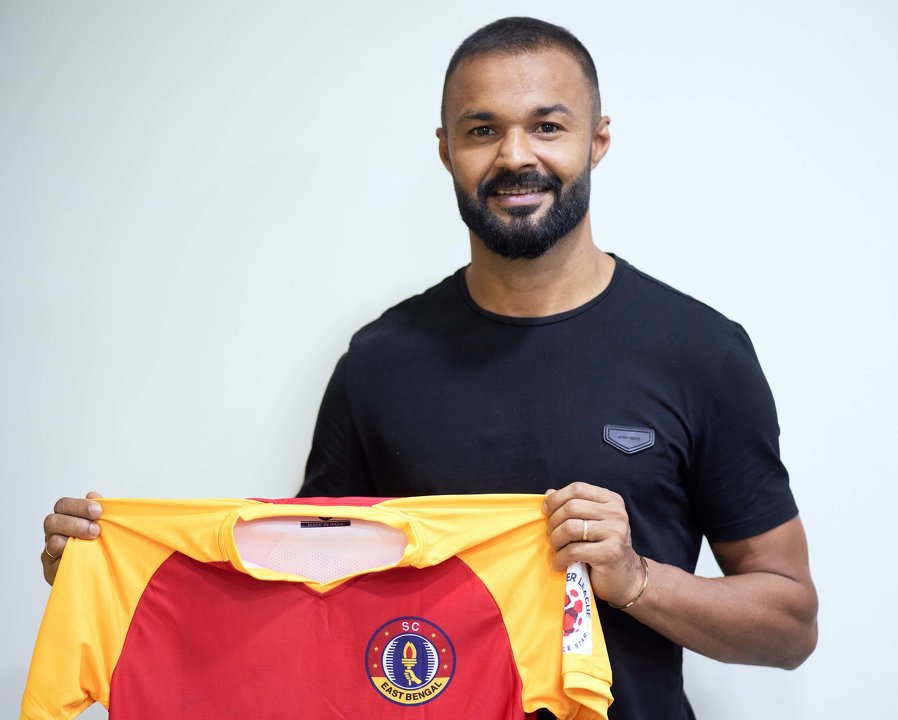 Match Preview – SCEB vs JFC – Team News, Injuries, Predictions, and more Arindam Bhattacharya poses with an SC East Bengal shirt after signing for the club e1630943787830
